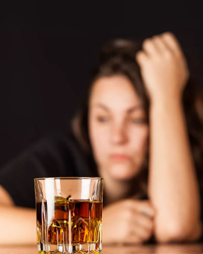 женщина со стаканом алкоголя