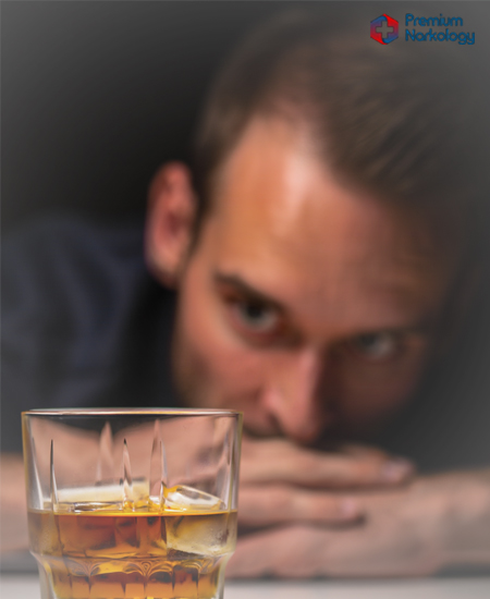 Мужчина смотрит на алкоголь с презрением